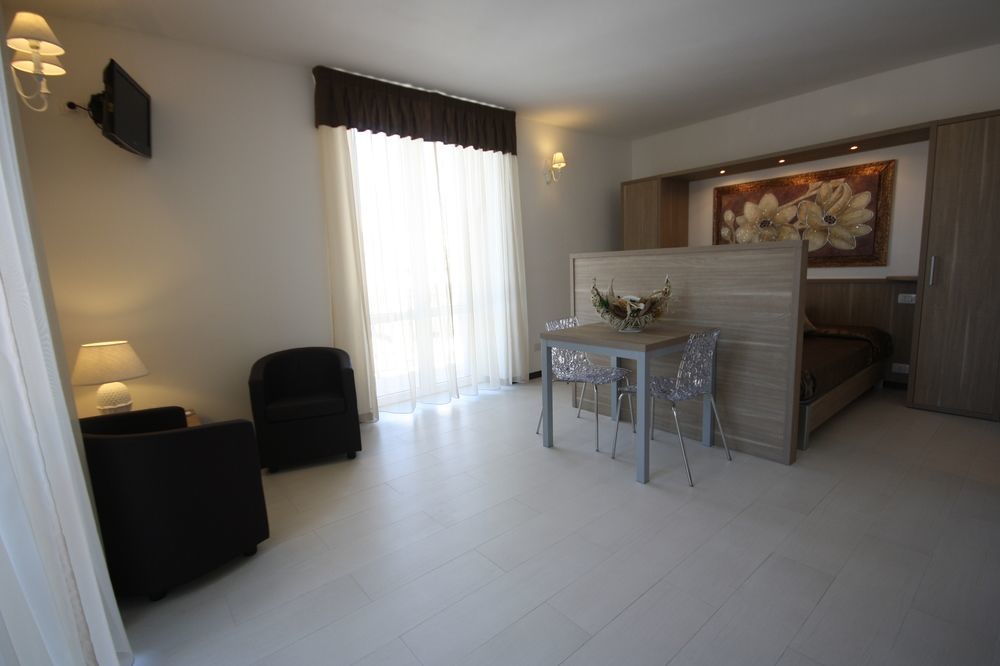 Le Residenze Del Centro Aparthotel Олбия Екстериор снимка